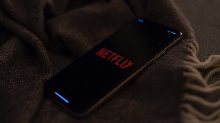 Ein Android-Smartphone mit Netflix.