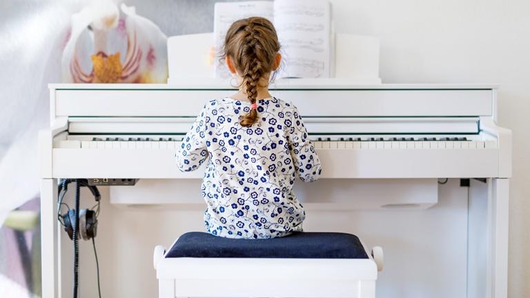 E-Piano für Kinder: Junges Mädchen übt am E-Piano E-Piano für Kinder: Junges Mädchen übt am E-Piano