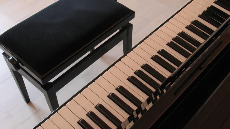 E-Piano-Hocker zum Klavierspielen E-Piano-Hocker zum Klavierspielen