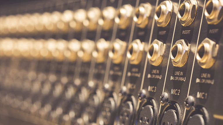 Klinken- und XLR-Anschl&uuml;sse an einem Mischpult