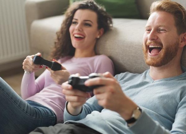 P&auml;rchen spielt Konsole mit Gamer Equipment