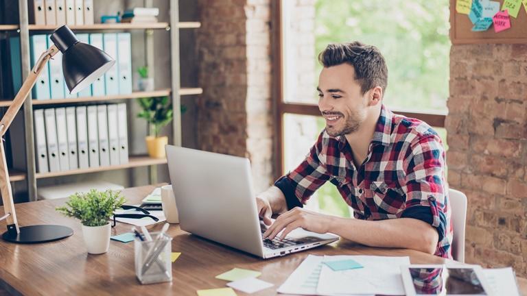 Mann l&auml;sst bei Word Seitenzahlen ab Seite 3 beginnen