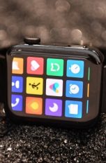 Die Xiaomi Mi Watch soll als günstigere Alternative der Apple Watch Konkurrenz machen.