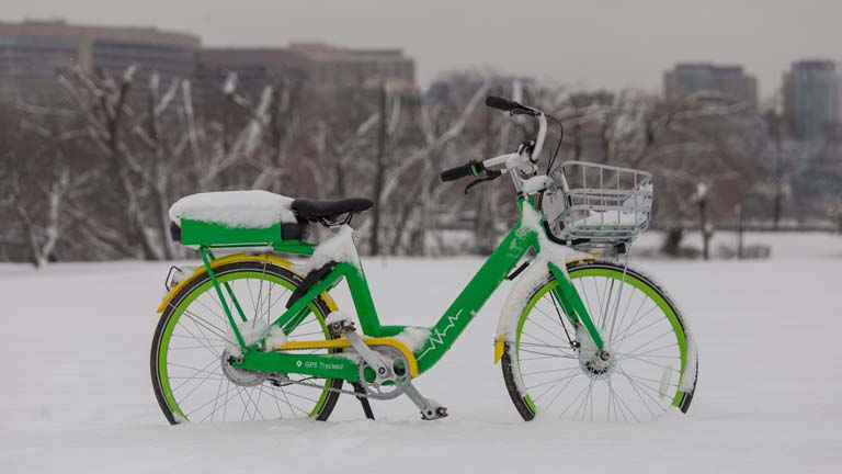 E-Bike im Winter von Schnee bedeckt