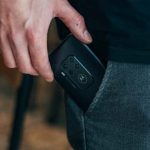 Mann zieht Motorola Handy aus der Hosentasche