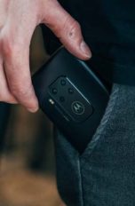 Mann zieht Motorola Handy aus der Hosentasche