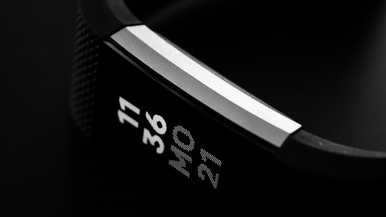 Ein Fitness-Tracker von Fitbit. Google will mit der &Uuml;bernahme die eigene Wearable-Sparte ausbauen.