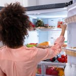 Frau steht vor Samsung Twin Cooling Kühlschrank