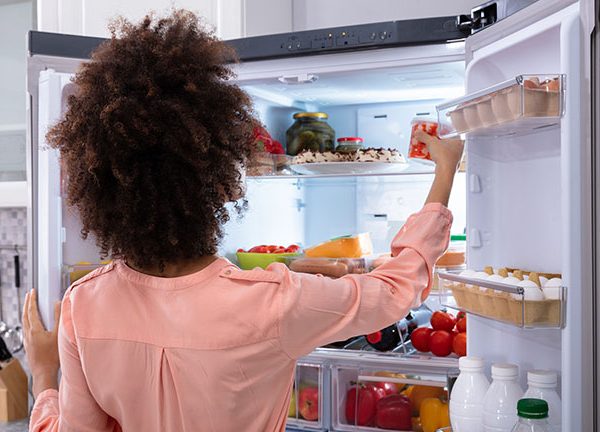 Frau steht vor Samsung Twin Cooling K&uuml;hlschrank