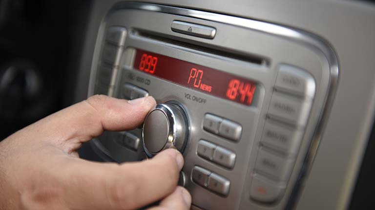 Bluetooth-Adapter fürs Auto: Freie Senderfrequenz am Autoradio suchen