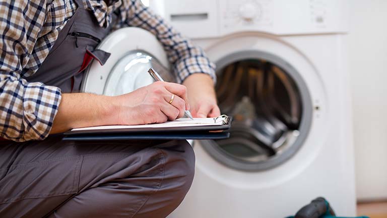Techniker repariert smarte Waschmaschine