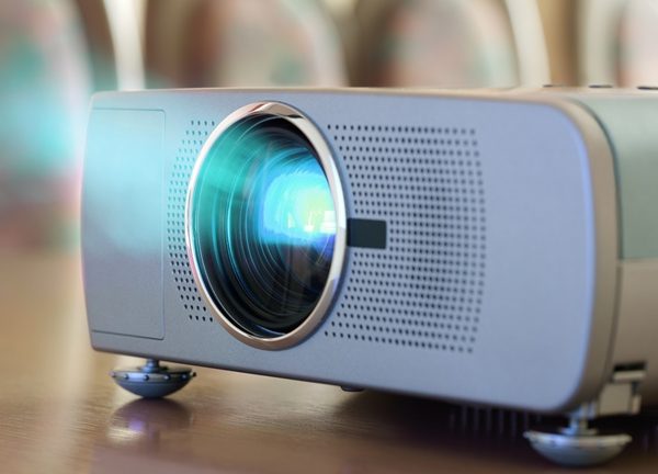 Beamer anschlie&szlig;en: So geht's an Laptop, MacBook, DVD-Player und Co
