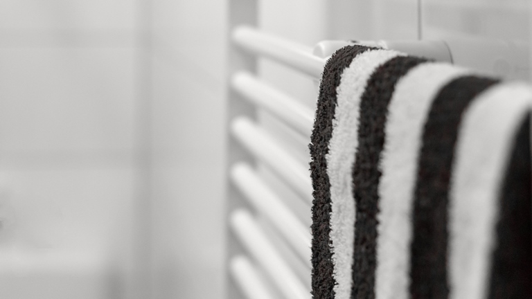 Ein Handtuch hängt auf einem Badheizkörper