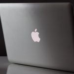 MacBook auf dem Tisch