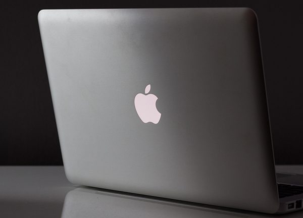 MacBook auf dem Tisch