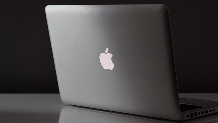 MacBook auf dem Tisch