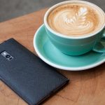 Ein OnePlus-Smartphone neben einer Kaffeetasse