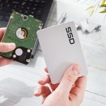 Eine SSD und eine mechanische Festplatte. Die Hardware bestimmt oft, ob HFS+ oder APFS f&uuml;r die Partitionierung zu nutzen ist.