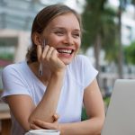 Frau nutzt maximale MacBook-Akkulaufzeit