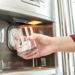 Side-by-Side-K&uuml;hlschrank mit Eisbereiter und Wasserspender ziert jede moderne K&uuml;che