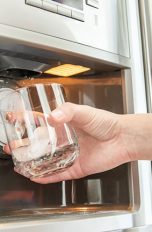 Side-by-Side-Kühlschrank mit Eisbereiter und Wasserspender ziert jede moderne Küche
