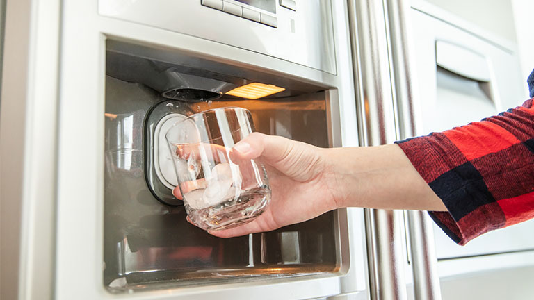 Side-by-Side-Kühlschrank mit Eisbereiter und Wasserspender ziert jede moderne Küche