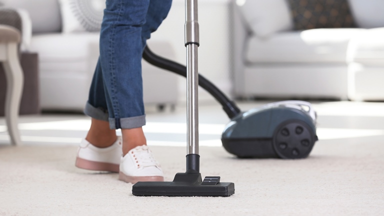 Staubsauger selbst reparieren: So kannst du vorgehen Staubsauger reparieren: Riss im Staubsaugerschlauch selbst reparieren