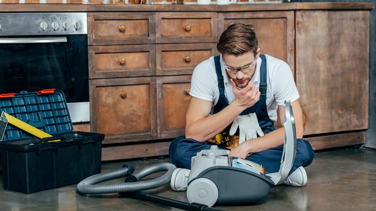 Staubsauger selbst reparieren: So kannst du vorgehen Staubsauger reparieren: Kaputtes Kabel oder Sicherung austauschen