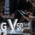 Messebesucher h&auml;lt LG V50