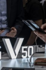 Messebesucher h&auml;lt LG V50