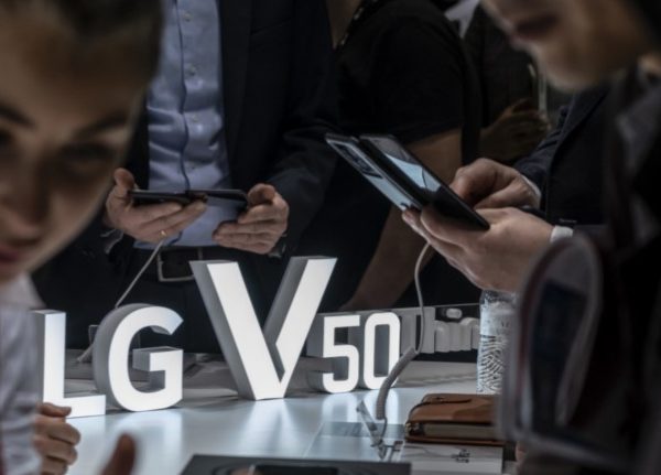 Messebesucher h&auml;lt LG V50