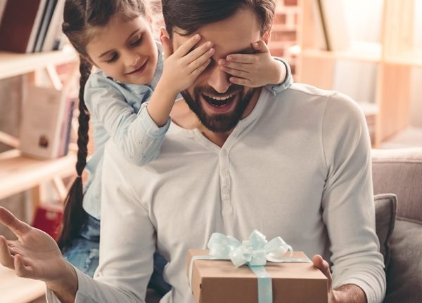 Ein M&auml;dchen hat das perfekte Technik-Geschenk f&uuml;r den Vater gefunden.
