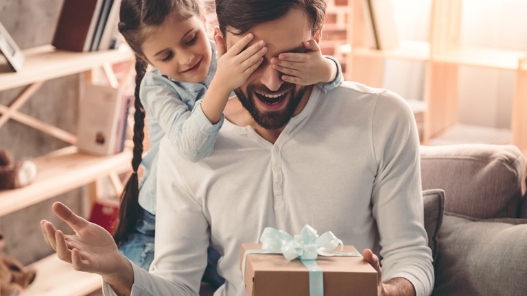 Ein Mädchen hat das perfekte Technik-Geschenk für den Vater gefunden.