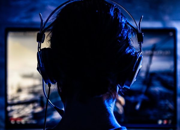 Eine Frau mit Kopfh&ouml;rern nimmt ein Let&rsquo;s Play als Screencast auf