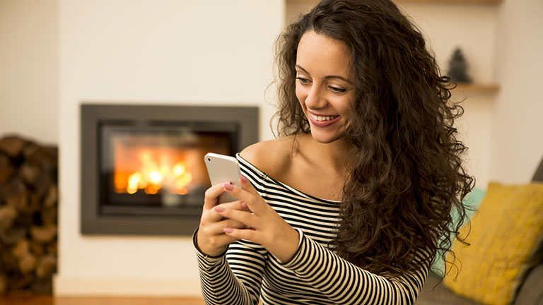 Intelligente Ofensteuerung: So funktioniert der smarte Kamin Ein Kamin wird per Smartphone ferngesteuert