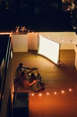 Outdoor-Beamer für dein privates Open-Air-Kino