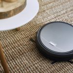 Staubsaugerroboter saugt Teppichboden