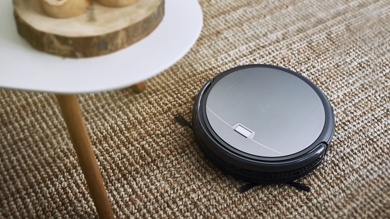 Staubsaugerroboter saugt Teppichboden