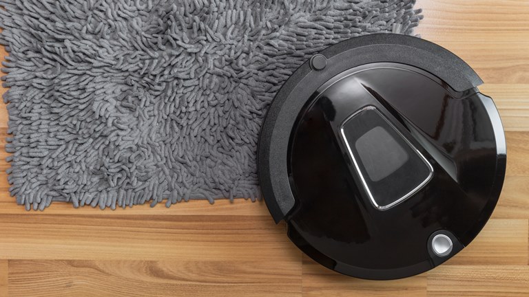 Smarter Staubsauger: Mit diesen Tipps und Tricks saugt dein Saugroboter noch effektiver Staubsaugerroboter stößt auf Teppichboden