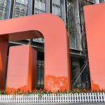 Xiaomis MI-Logo vor Geb&auml;ude