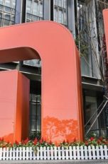 Xiaomis MI-Logo vor Geb&auml;ude