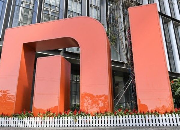 Xiaomis MI-Logo vor Geb&auml;ude