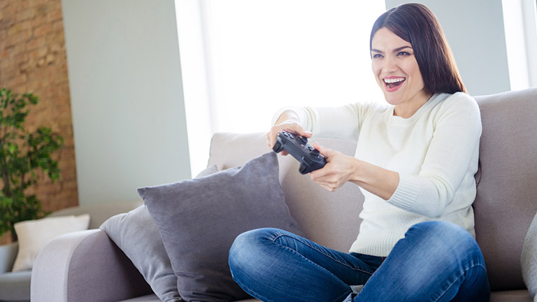 Junge Frau spielt ein Videospiel auf der Xbox One