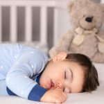 Kind schl&auml;ft neben Video-Babyphone