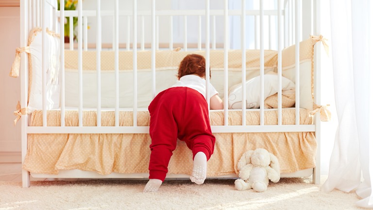 Smartes Babysitten: 4 Babyphones mit WLAN-Kamera Kleines Kind klettert aus dem Gitterbett