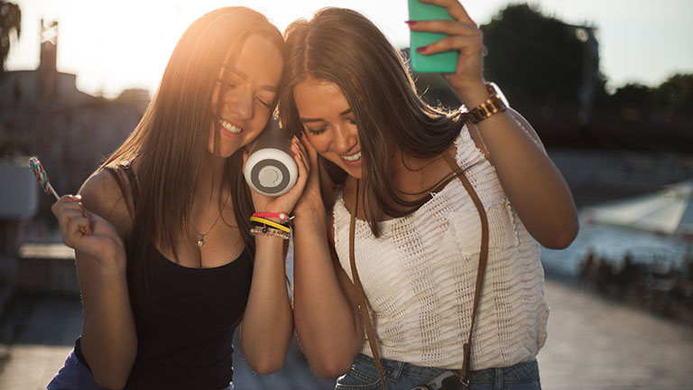 WLAN vs. Bluetooth: Worin unterscheiden sich die Funkstandards? WLAN vs. Bluetooth: Unterwegs mit Bluetooth-Lautsprechern und -Kopfhörern Musik streamen