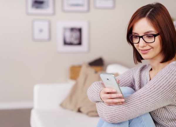 Frau mit Smartphone