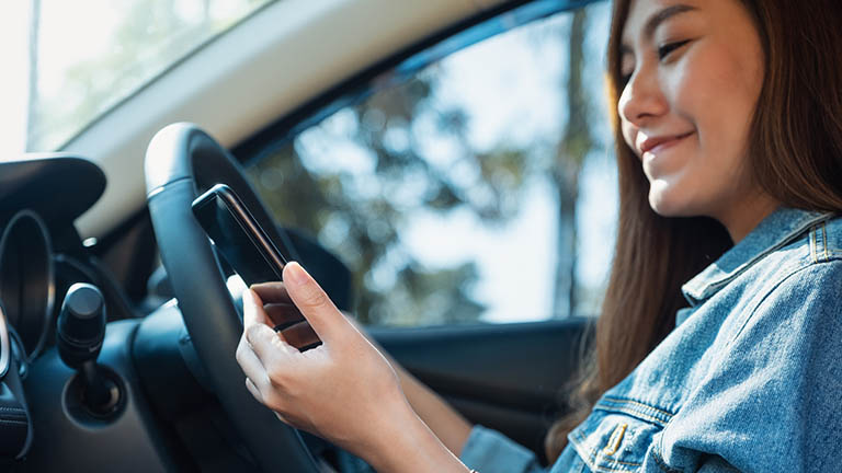 Alexa im Auto: Mit passendem Adapter den Sprachassistenten im Auto nachrüsten