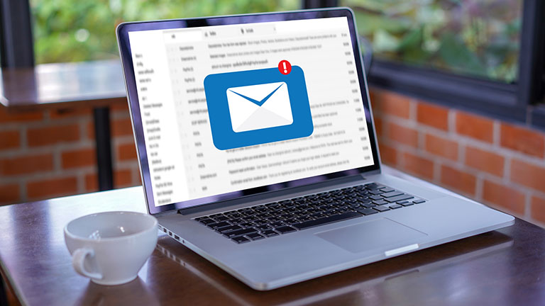 Eine neue E-Mail wurde auf einem Laptop empfangen