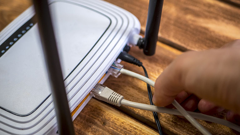 ERR_CONNECTION_REFUSED und ERR_CONNECTION_CLOSED: Das kannst du gegen die Verbindungsfehler tun Frau startet den Router neu